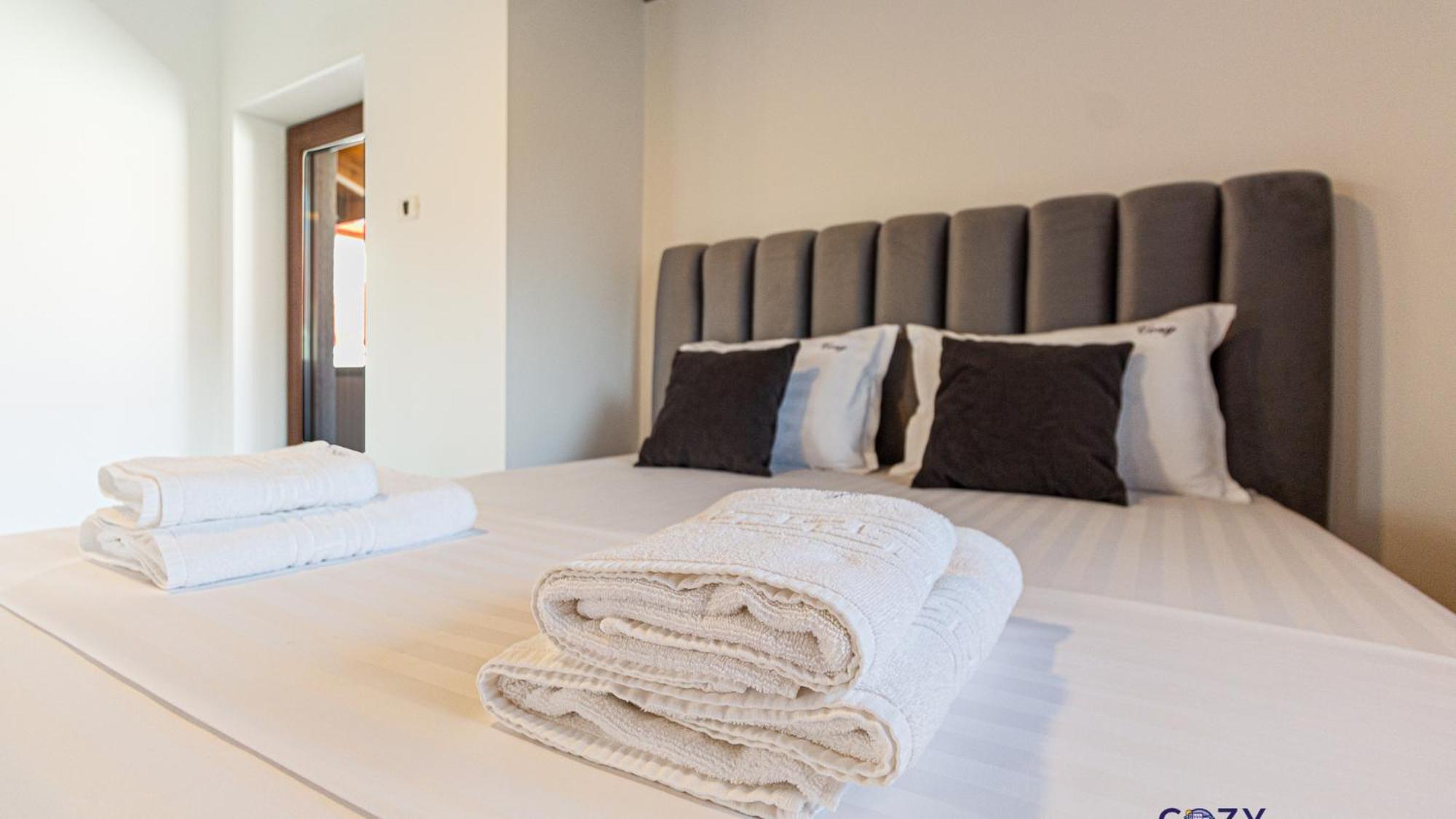 Cozy Brand New Boutique Aparthotel Brasov Luaran gambar